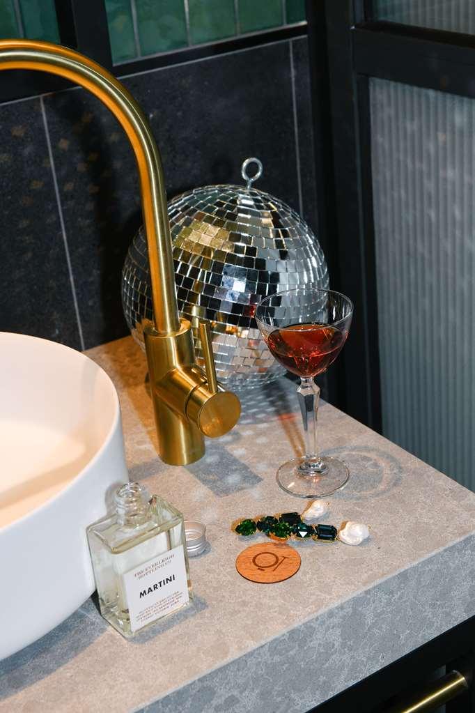 Qt Newcastle Hotel Buitenkant foto A disco ball in a bathroom